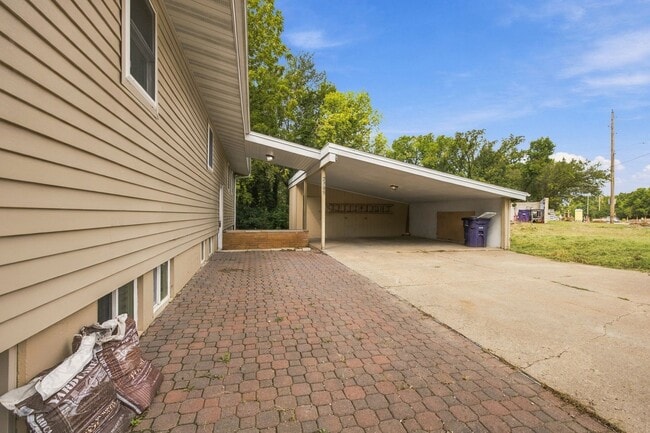 Building Photo - 2309 Anderson Ave
