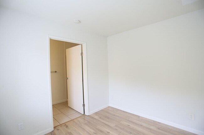 Building Photo - Bright Fully Renovated, H/W Floors, Shared...