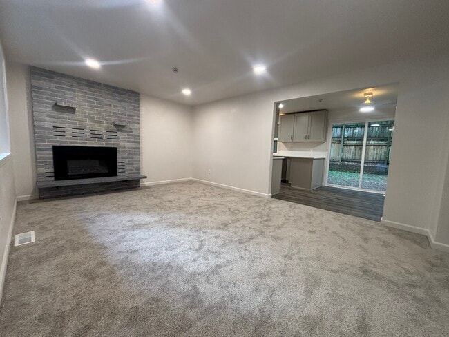 Building Photo - 4435 Fir Dr NE