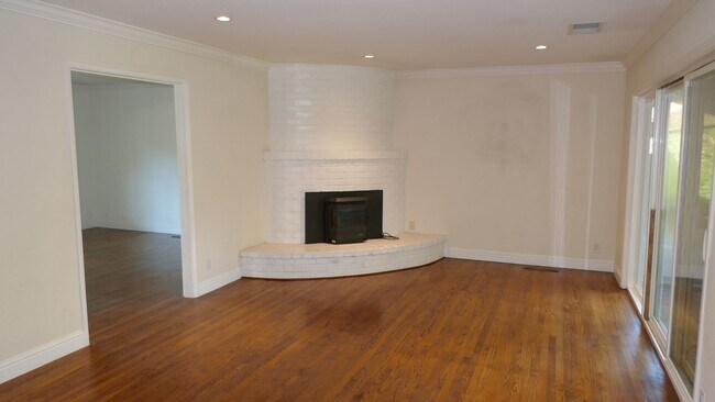 Foto del edificio - UPDATED THREE BED / TWO BATH MARINWOOD HOM...