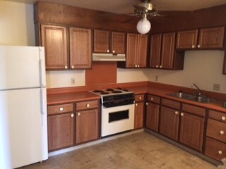 Large Eat In Kitchen - 300 Poplar Ave