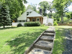 Building Photo - 807 Mt Jefferson Rd