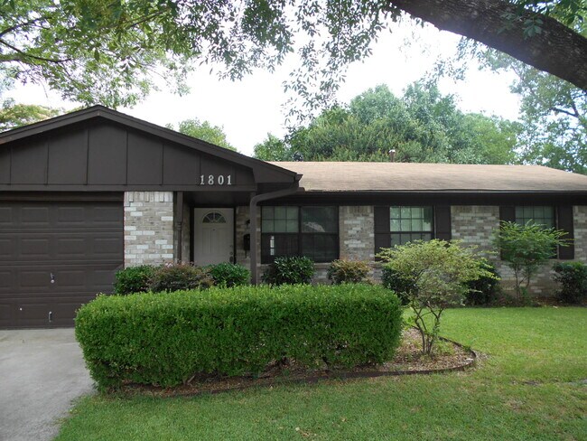 Photo - 1801 Meadowcrest Dr House