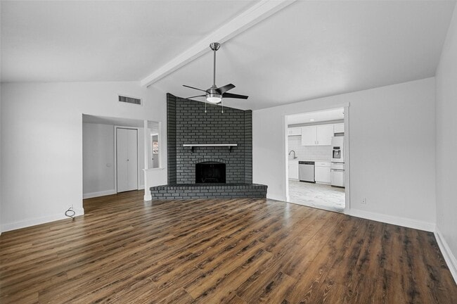 Foto del edificio - 4940 Watkins Dr