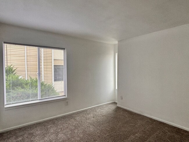 Building Photo - 3 Bed/ 2 Bath with new paint and flooring