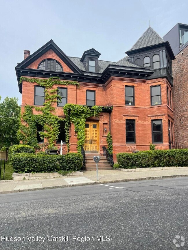 Building Photo - 420 Warren St