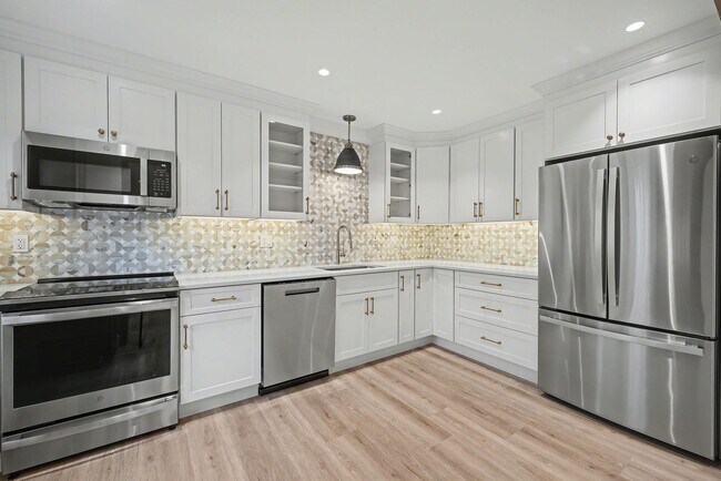 high end including soft close cabinets - 156 Heatherwood Dr