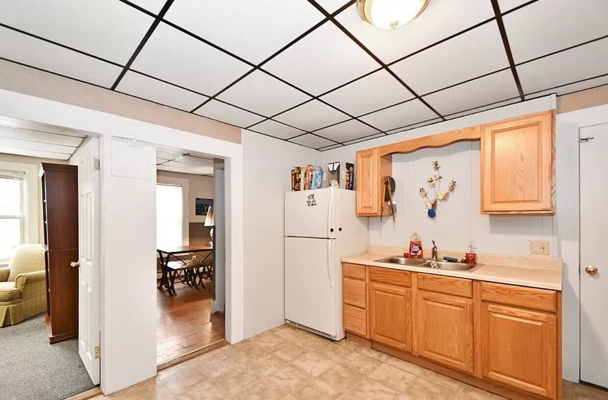 139 Greenwood St Unit 2, Gardner, MA 01440 Apartments in Gardner, MA