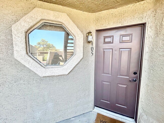 Foto del edificio - STUNNING MOVE IN READY 2 BEDROOM 1 BATHROO...
