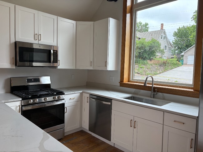 Building Photo - 309 St Croix Ave W