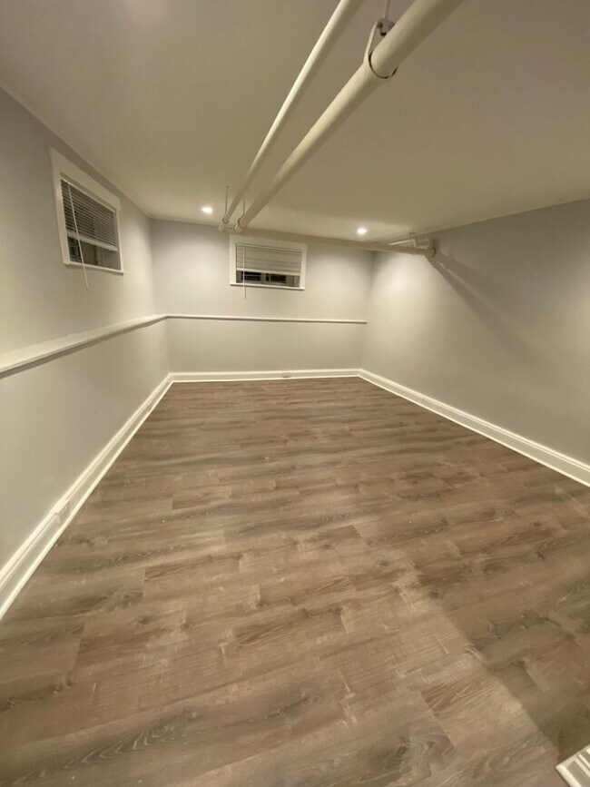 Building Photo - Brighton 3 Bed – 1,300 Sq Ft – Heat & Hot Water Included – Pet Friendly – 9/1