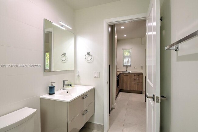 Foto del edificio - 245 NE 33rd St