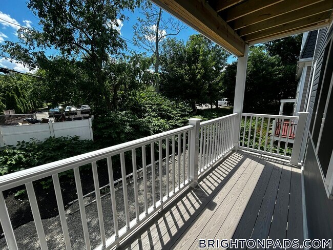 Building Photo - 124 Kenrick St