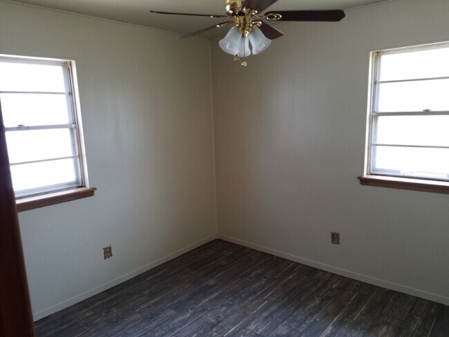 Building Photo - 3232 Del Rancho Rd