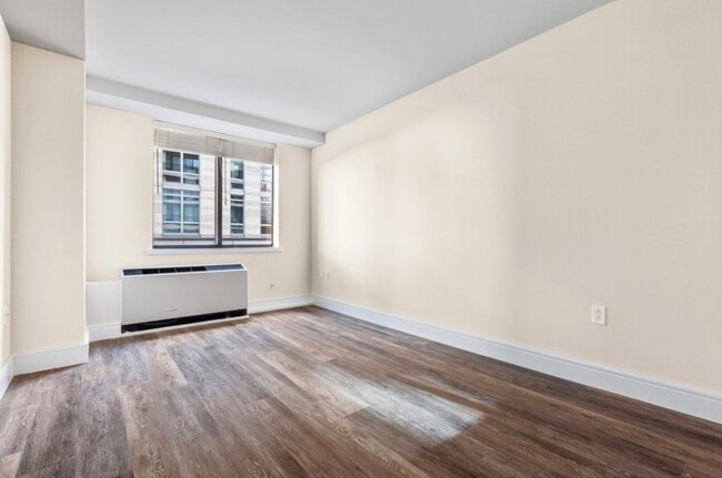 Building Photo - 123 E 47th St