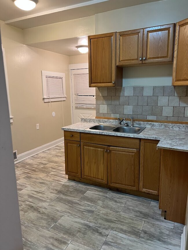 Kitchen - 72 Hollister St