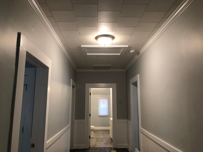 Foto del edificio - Two Bedroom Home - Hardwood Floors - Updat...