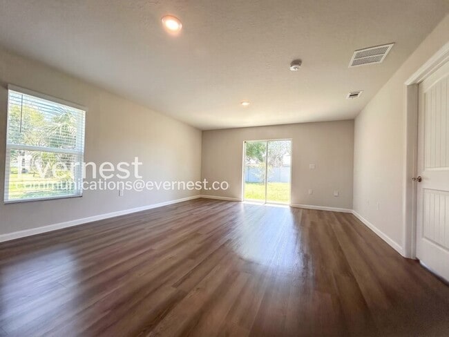 Building Photo - 8 Round Table Ln