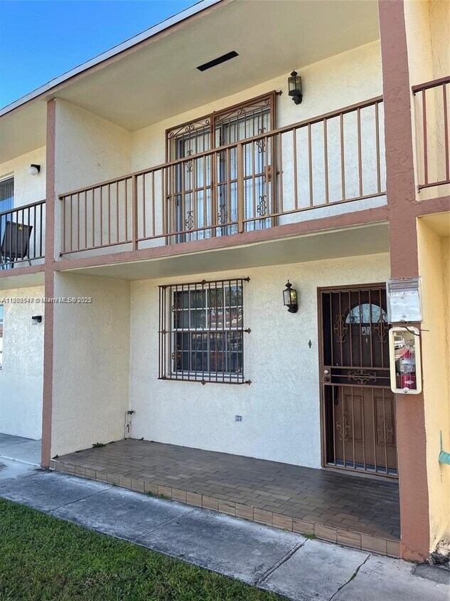 Foto principal - 10912 SW 3rd St