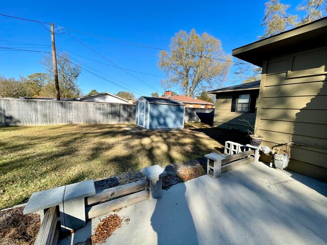 Building Photo - 3 Bedroom 2 Bathroom