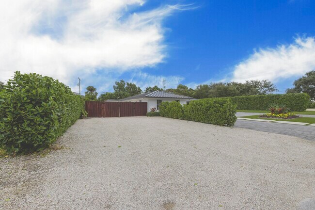 Building Photo - 2501 W Edgewater Dr