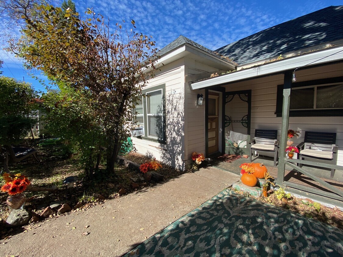 Adorable 1 Bd / 1 Bth Cottage - 550 4th St