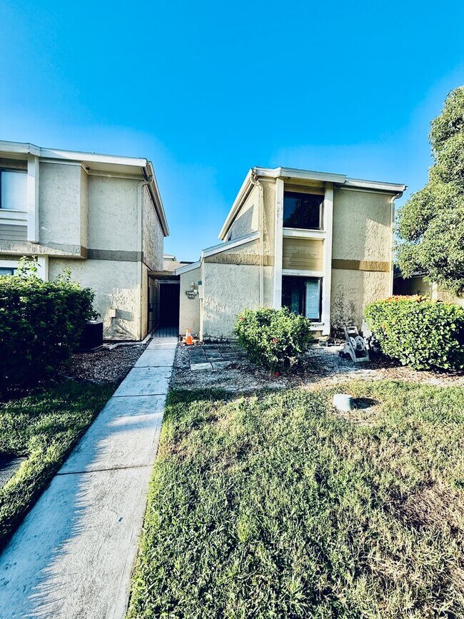 Building Photo - Beautiful Renovated 3/2 townhouse near Pal...