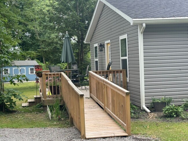 Building Photo - 3 Bedroom House with A/C
