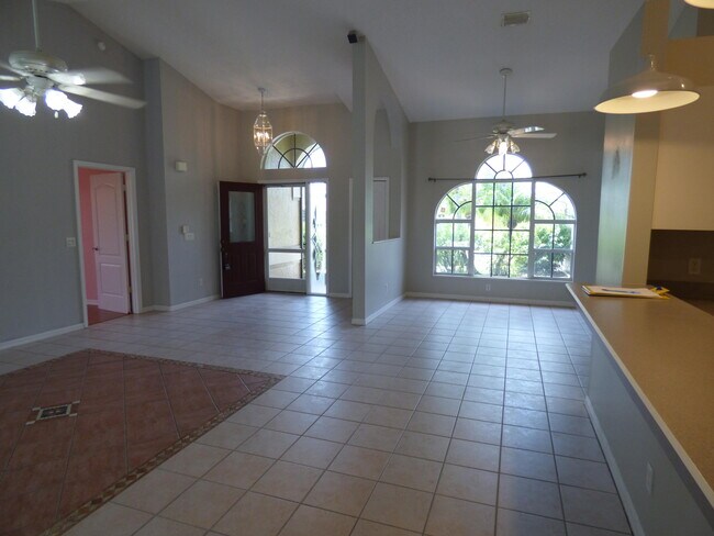 Foto del edificio - 121 SW Saratoga Ave
