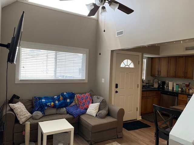 Unit 4 living room - 919 Indiana St