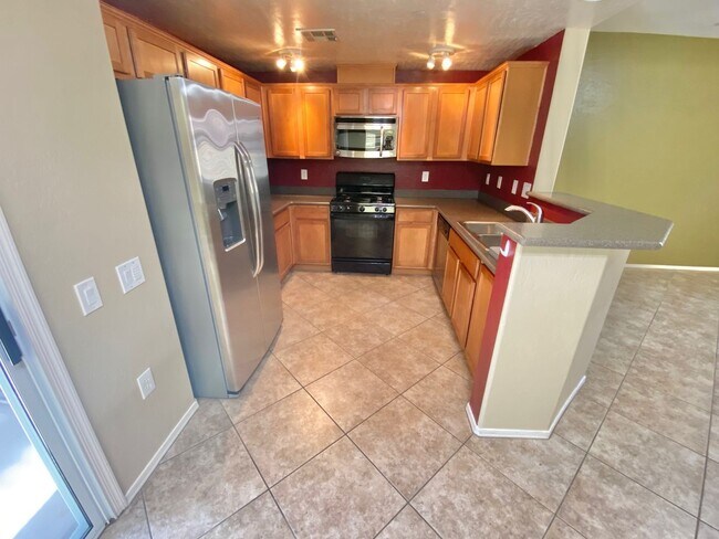 Foto del edificio - STUNNING GATED CONDO UNIT 1ST FLOOR UNIT W...