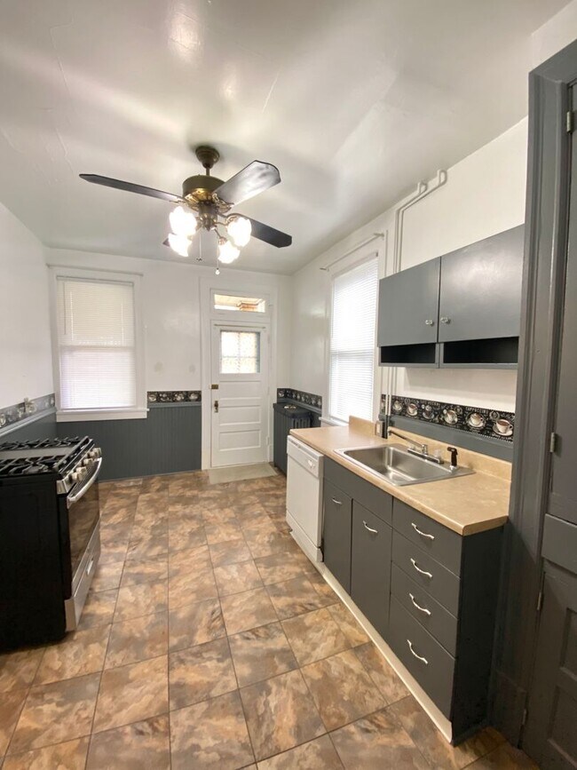 Building Photo - Spacious 3 Bed, 1 Bath Home Available Dece...