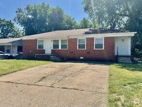 Building Photo - 902 E Rose Dr