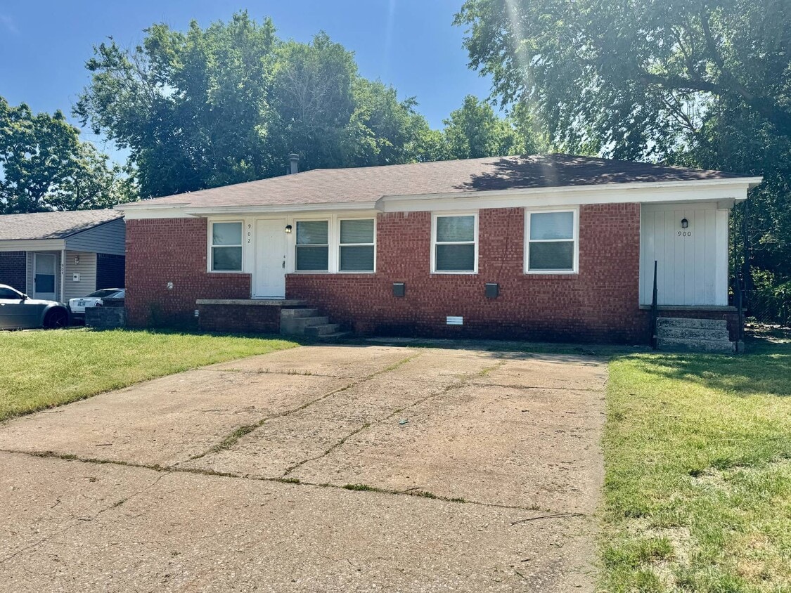 Primary Photo - 902 E Rose Dr