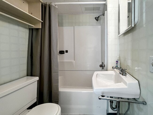 Foto del edificio - 411-413 Jordan Ave