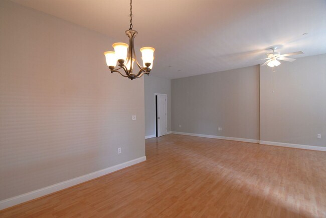 Foto del edificio - Downtown City Living Spacious 1 bedroom 1 bathroom in the heart of Greensboro