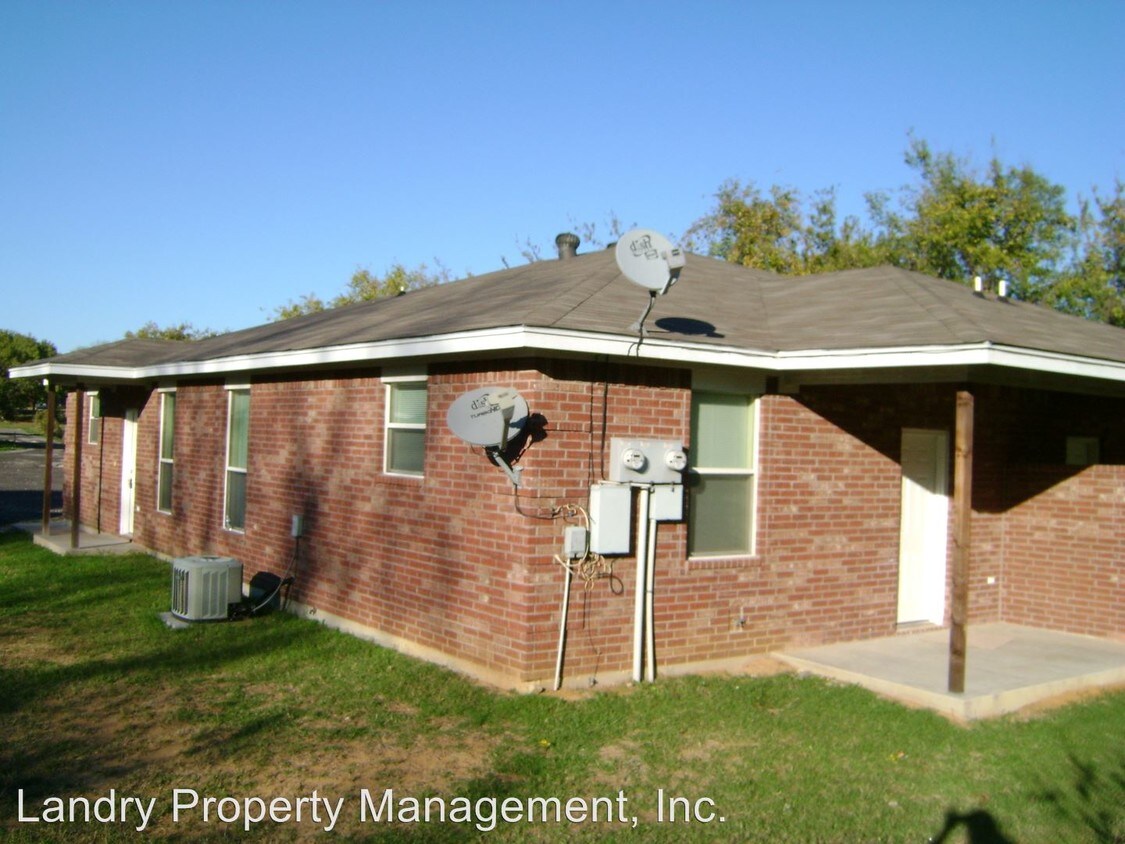 Primary Photo - 305 Pecan St