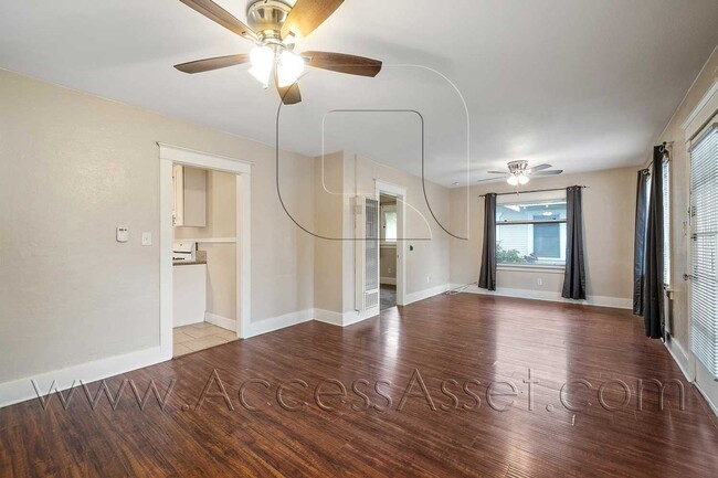 Building Photo - Charming, 2-Bed / 1-Bath, Updated Home In ...