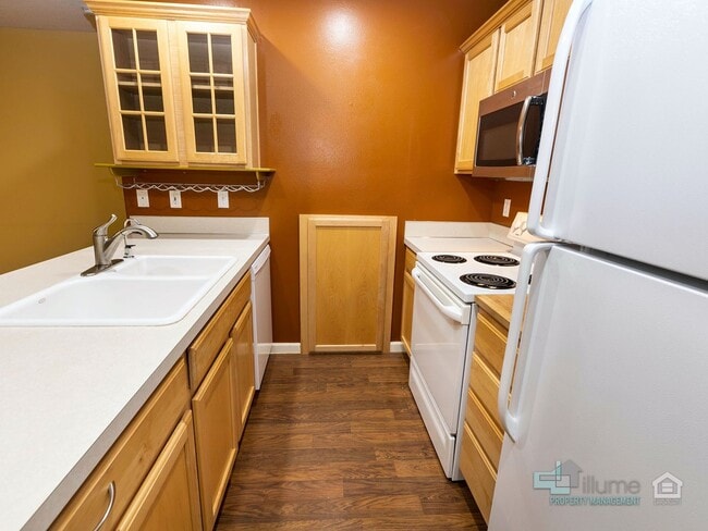 Foto del edificio - Bright & Spacious 2-Bedroom End Unit Townh...