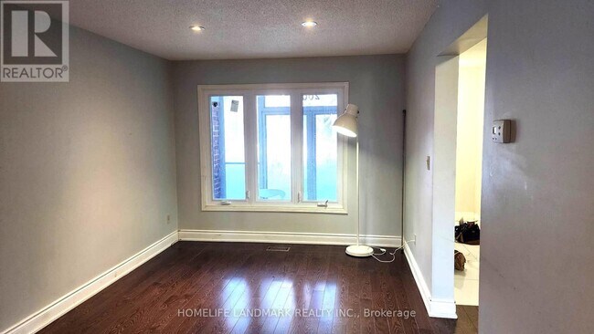 Photo du bâtiment - 200 Forsyth Rd