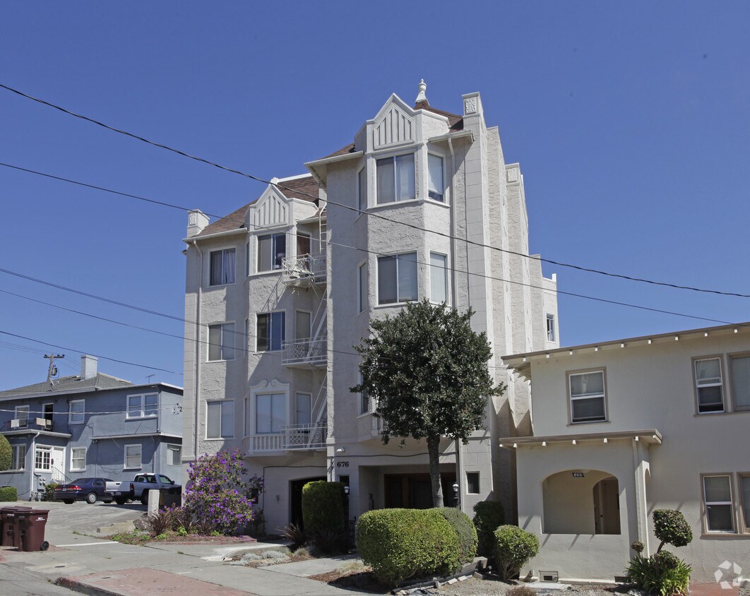 Building Photo - 676 Alma Ave