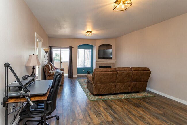 Building Photo - Bright and Airy 2-Bedroom Condo in Charmin...