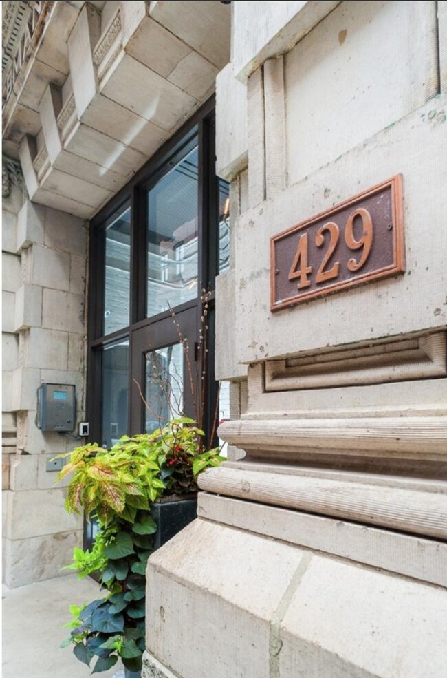 Foto del edificio - Luxurious 1-Bedroom Loft in Rebman Buildin...