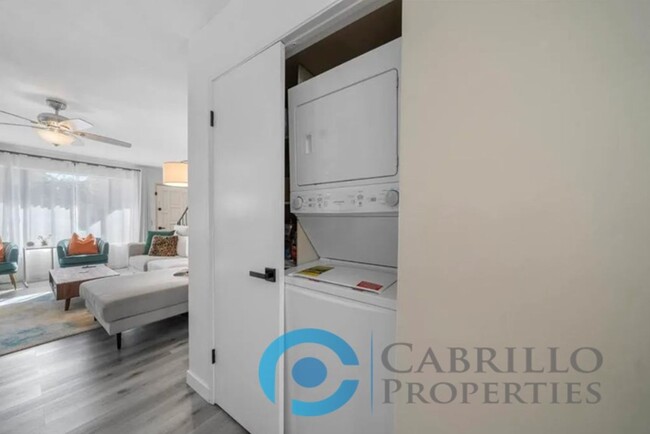 Foto del edificio - Stylish and Spacious Townhome for Rent in ...