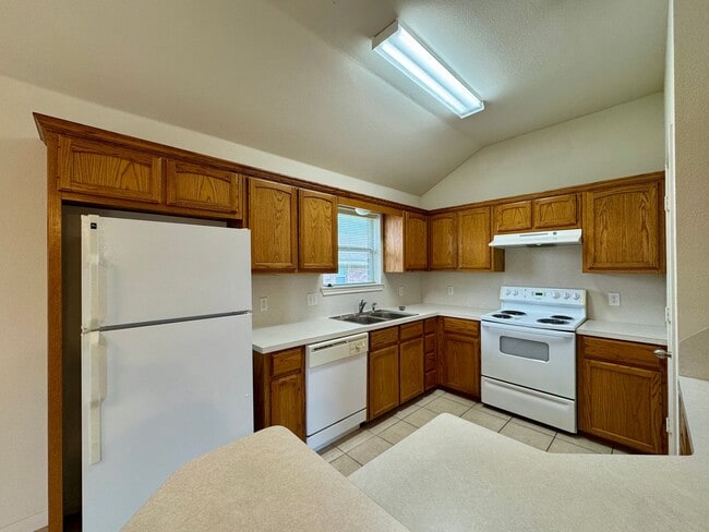 Building Photo - 3BR / 2BA Duplex in Hewitt, Texas | Midway...