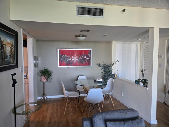 Foto del edificio - 6797 Willow Wood Dr