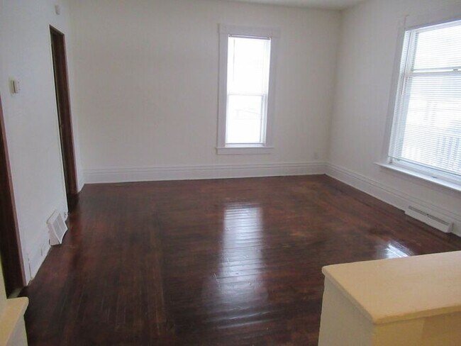 Building Photo - 1 bedroom across from Ferris Park