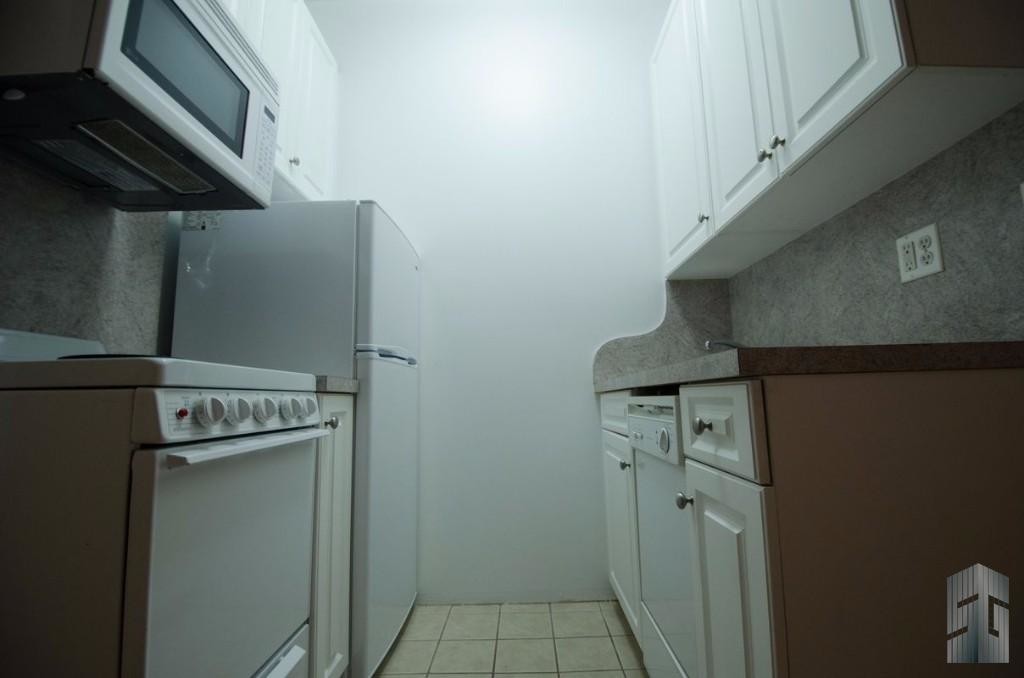 Building Photo - 210 W 94th St