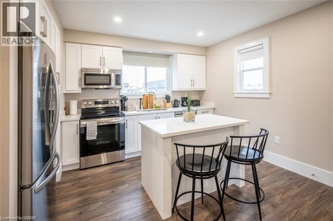 Building Photo - 3 Locust St