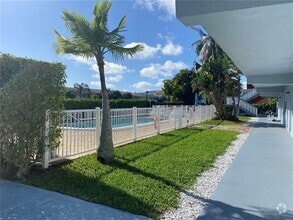 Building Photo - 701 Pine Dr